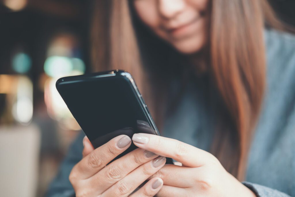 Cómo conectar tu celular o laptop al televisor fácilmente